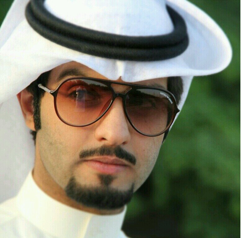 ألشعر خيل ومربطه في رموشك ،، عطني رسنها واترك الحبل معقوود ،، دام الولا قلب وعروقه عروشك ،، الحكم لله ثم للعيون السود