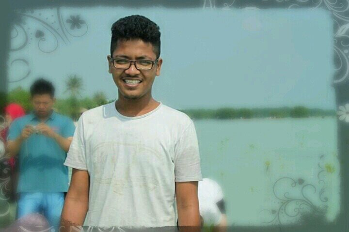 Senyuman itu seperti perban, menutupi luka, tapi sakitnya masih terasa.