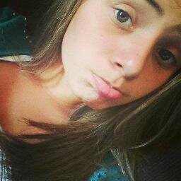 Estou namorando com a vida,casei com a felicidade e sou amante da alegria!divorciada da tristeza,e de vez em quando,dou uns pegas na loucura.