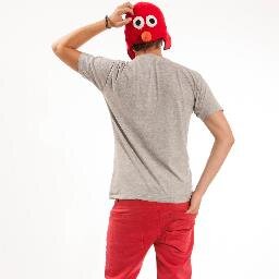 Friky, circa y mamarracha. Tengo un imán xa las locas del coño. A veces secuestro ancianitas entrañables q tejen y hacen bizcochos en un sótano clandestino