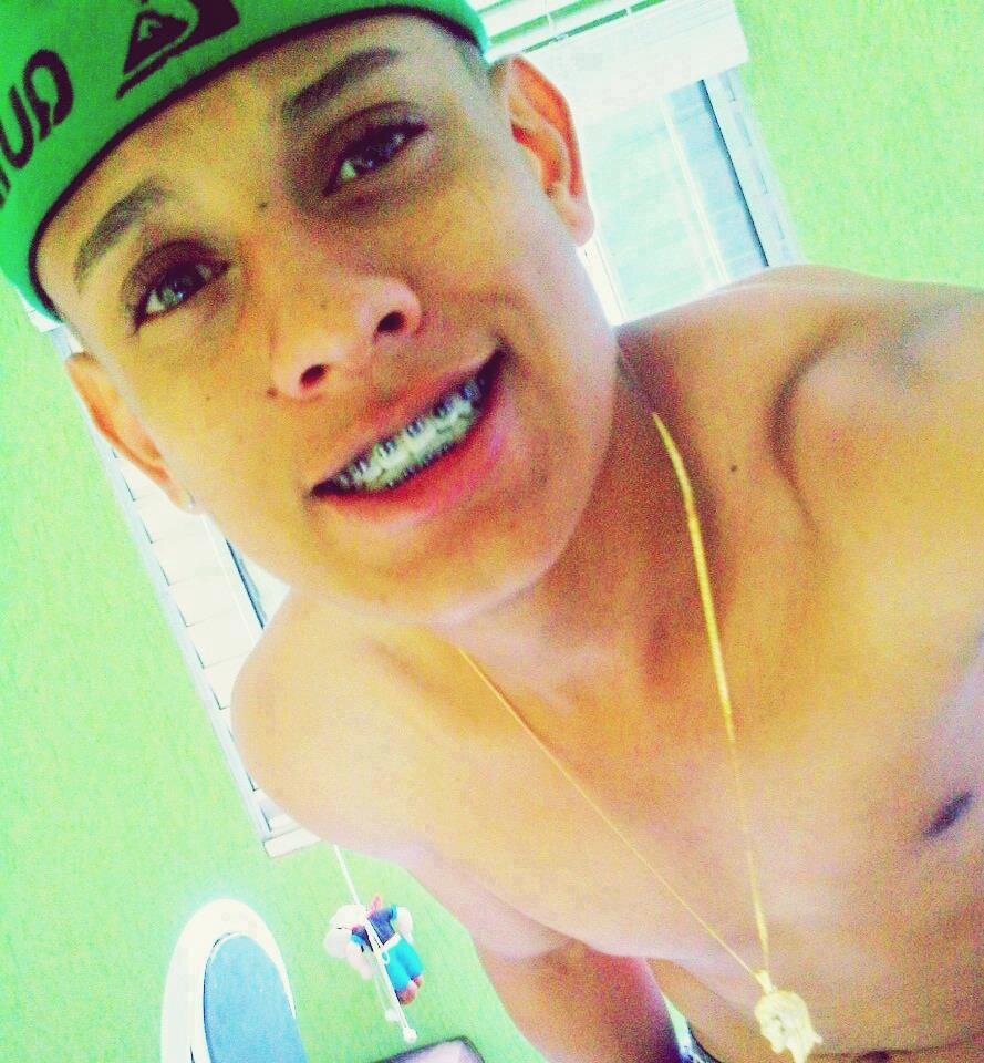 Uso esse twitter apenas para participar de twitcam'ns. Sou Solteiro e Corinthiano ,Não se iluda com meu sorriso,pois o coringa mata sorrindo ;)