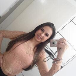 Quer um conselho? seja feliz e não se importe com as pessoas ao seu redor, elas não sabem METADE do que acontece com você.