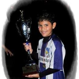 Mi Idolo? Mi tio lo quiero mucho el me da todo lo que yo quiero,amo el futbol quiero ser un gran medio representar a Venezuela y mas que todo amo a my family ♥