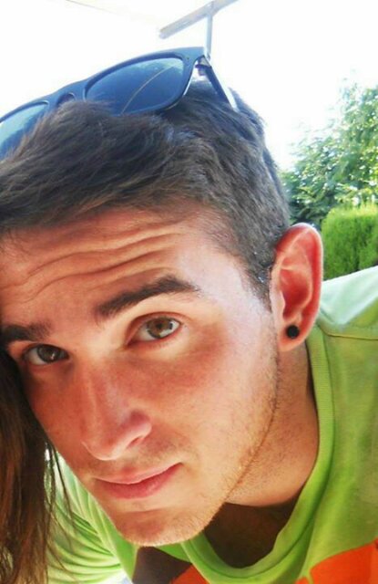 Estudiante de electronica,Amante del fútbol,fiel seguidor del madrid y ante todo cr7.