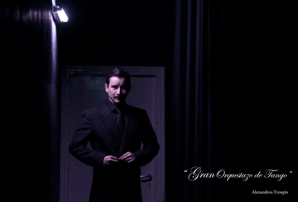 Argentino, owner in El abrazo Tango, Greece.
Bailarín, maestro, coreógrafo de tango argentino