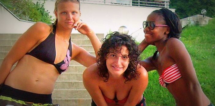 Joueuse de handball à l'UMB-B  
Diplomé en massokinésithérapie
Pratique le surf à ses heures perdues