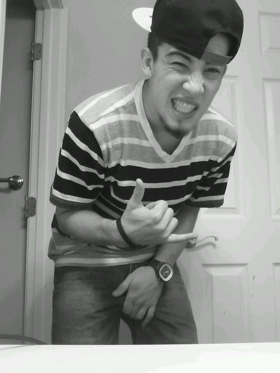 Robutt171's profile picture. Hi, my name is Robert and I like to party.