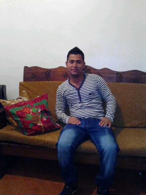 Trabajador del ministerio del deporte y lic. en cultura física deporte y recreación y dentro de 7 meses master  en entrenamiento deportivo