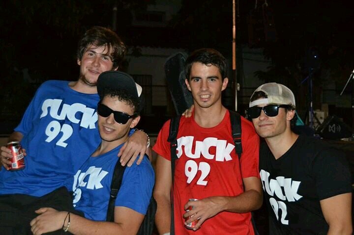 Suck92's profile picture. Somos 4 amigos, Guille (vocalista y guitarra), Álvaro(vocalista y guitarra), Alberto(bateria) y Antonio(Bajo) y hacemos un estilo punk.......americano.