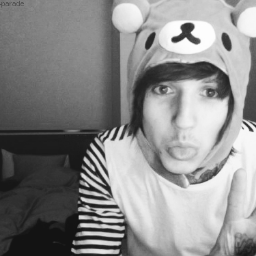 Aqui segue quem quer, pois estou apenas seguindo quem me segue neste twitter @lidiane_oiq