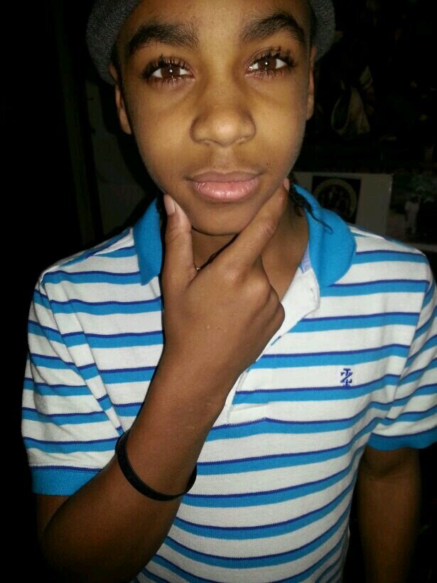 like to play sports, favorite sport iss basketball && football . , hmu foo moo Shawdiees