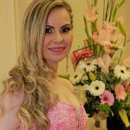 ela riu enquanto alguém falava sobre inferno e paraíso