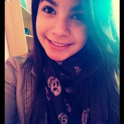 Quem quiser vencer na vida deve fazer como os seus sábios: Mesmo com a alma partida, ter um sorriso nos lábios.
