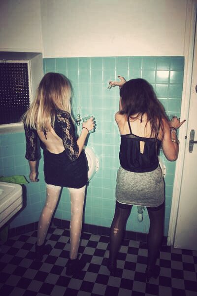 La típica rubia hueca y la morocha con cerebro de rubia.