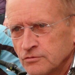 Vater von drei Kindern, Großvater von vier Enkelkindern, Musiklehrer, Organist, unterwegs als möglichst herzlich gesteuerter, bewusster  Mensch.