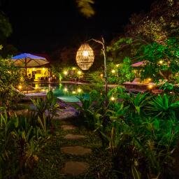 Phka Villa situates in the heart of town center. 9mn walk to town, and provincial musiem, 3 mn by tuk tuk to bus or ferry dock. +855(0)89969366