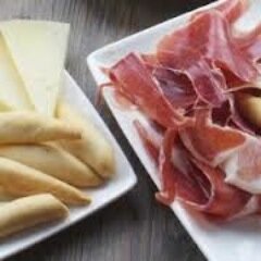 En nuestras Bodegas disfrutaras de las mejores tapas, y gastronomía mediterránea. Avda horchata 31 Alboraya, y Avda Baleares 34 Valencia. Reservas 722521001.