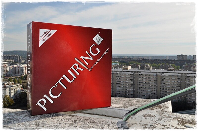 Picturing - друштвена игра цртања и певања. Игра која гарантује добру забаву, смех до суза, утиче позитивно на твоје расположење. Поручи свој примерак...