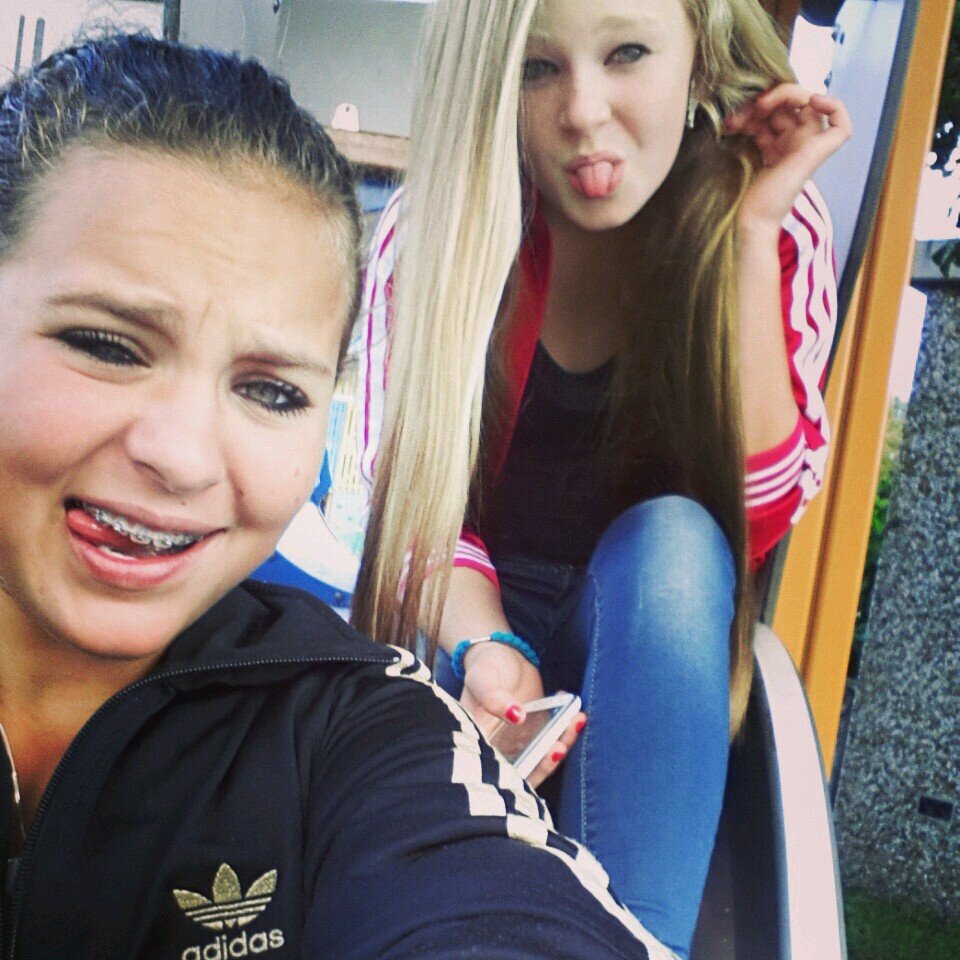 Directioner/Mahomie/girl/green eyes/brown hair/ 1havo vwo/klas 1D/♥