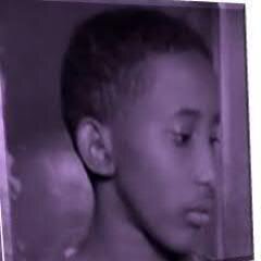 ﻛﺎﻥ ﻳﻨﻮﻱ ﻧﺴﻴﺎﻧﻬـﺎ
ﻓﺘﻮﺿﺄ ﻟﻴﻼً ﻟﺘﺨﺮﺝ ﻣﻨﻪ
ﮔـﺧﻄﻴﺌﺔ ﻳﺘـَـﻮﺏ ﻣِﻦ ﺍﺭﺗﻜﺎﺑﻬﺎ ﺛﺎﻧﻴﺔ
ﺍﺻِﻄﻒ ﻟﻠﺼﻼﺓ
ﻭﻓِﻲ ﺃﻭﻝِ ﺳﺠــﺪﺓٍ ﺭَﺩﺩ
اﻟﻠﻬﻢ ﺍﺟﻤﻌﻨﻲ ﺑﻬﺎ ﻳﺎ ﺭﺏ