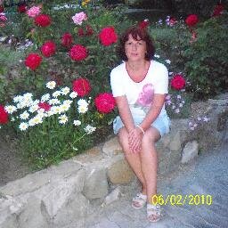 Работаю в детском саду. Увлекаюсь вышиванием, стрельбой. Обожаю кошек.