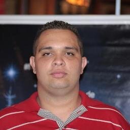 Uma pessoa Timida  ,  alegre, Estudande de Jornalismo , chorão ....na maioria das vezes é de emoção , Amo Futebol e Minha familia  e Deus é essencial ...
