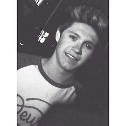 you deserve a  niall follow, don't give up and keep on trying (lots of love from @zombiezayn ilysm)
