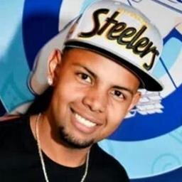 cantor, ator, modelo internacional, ex-bbb, colírio da Capricho, garoto de programa, vendedor da Jequiti e mentiroso. RAWR