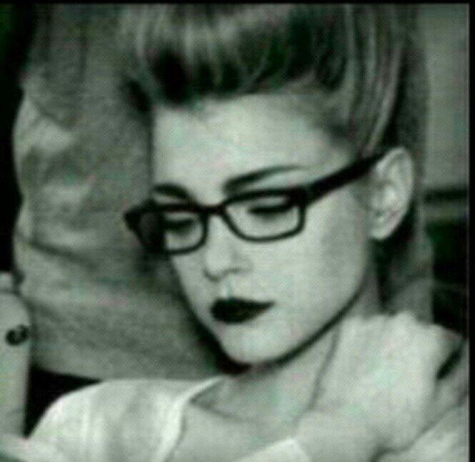 ‏انسانه جرييئه *هادئه *غيوره جداا*ولا اسمح لاي انسان انه يكسر عيني ♡وهاذي صفاتي وعلى فكرررره (انا بوي ) يعني بس بنات ع الخاص