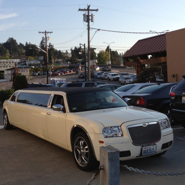 Seattle Dream Limos providing elegant transportation services in our 10 passenger Chrysler 300 limousine and our 14 passenger Hummer limousine. 206-307-1236