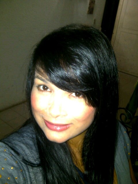 Soy amigable, madre, hermana, me gusta cantar componer y sobre todo me gusta amar a mi hija