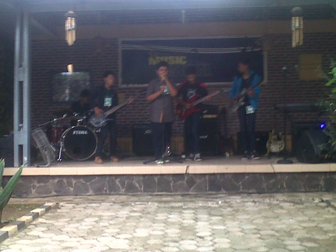 azgaband's profile picture. AzgaBandofficial #tahun berdiri 2013 salah satu ekskul paling keren  yang di punya smp al azhar manager @nanang_f17