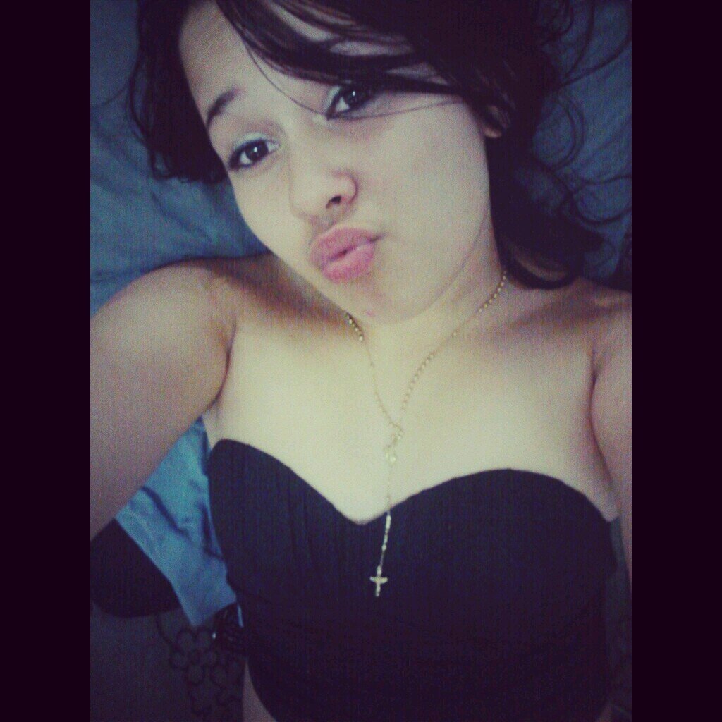       Se me quer do seu lado , tem que me fazer rir  ♪  
         - http://t.co/I5UHy0F3i5
         - http://t.co/zcfe9H34se *
