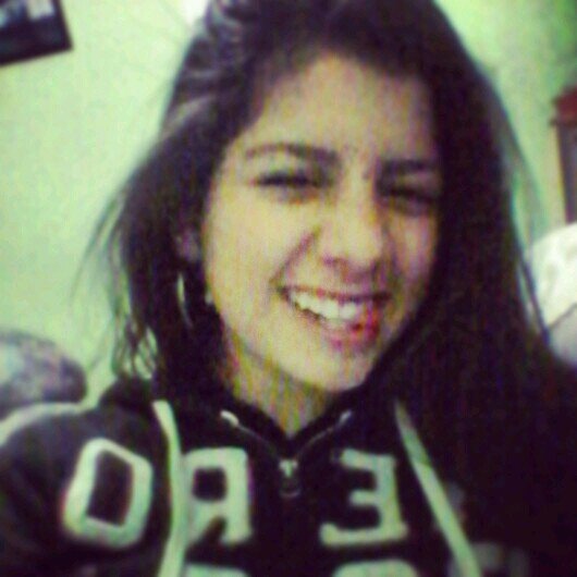 Somos adolescentes  tristes con ,caras felices.