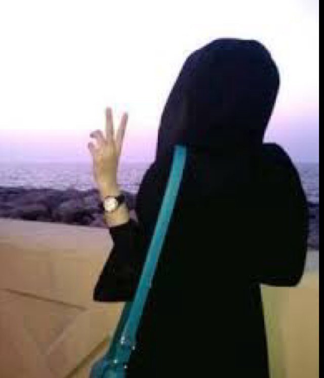 انا انسانه بها كميه من الهدوء لكن عاشقه للضحك كثيراً تحب العزله احيانا لتعيش جوهاا الخاص عميقةة التفكير تسامح بسهولةة وتمارس الهروب طالما ليس للبقاء حاجه