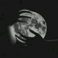 나는 달을 안았다. 달 뒤에 나를 숨겼다.