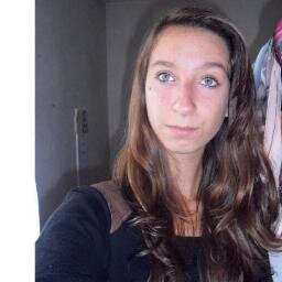Moi c'est Candy , j'ai 15ans .Si tu veux en savoir plus , demande moi .