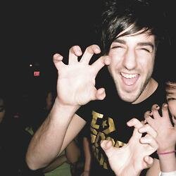 SOY UNA PRINSESA. XQ SOY TN WPO?. Alex Gaskarth es mío así que calma tus tetas.
