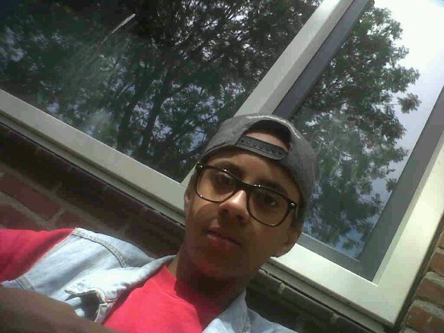 Insta - @Originalbundy_ // Snapchat - cleebundy.                                                           Er is veel aan de hand als er niks aan de hand is.