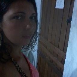 Morena, 170 de altura, 62 kg, cabelo preto, olhos castanhos
