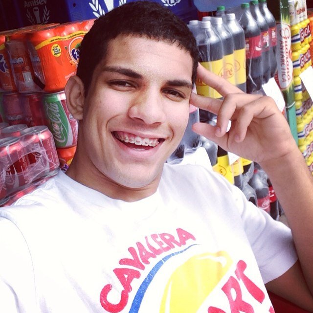 18 anos, Vascão time do coração, amigos, familia, pagode, rap, reggae, futebol, e eu vivo por Deus!
