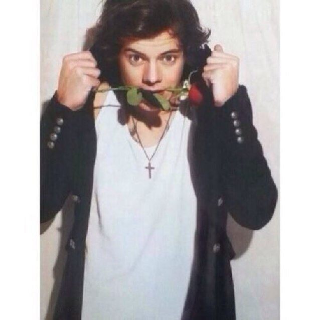 Hii i'm harry...taken by this gorgeous girl @acacia_clark22 i love her :)