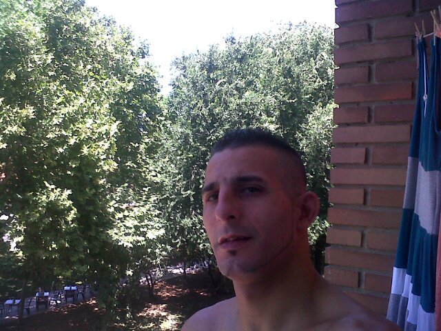 Soi bajito moreno.   Ojos negros cariñoso mui sinpatiko y  bromista aparte de atento y xsi os kereis kedar conmigo ((cuidaito))tengo !!mucha lavia!!! Jeje tomad