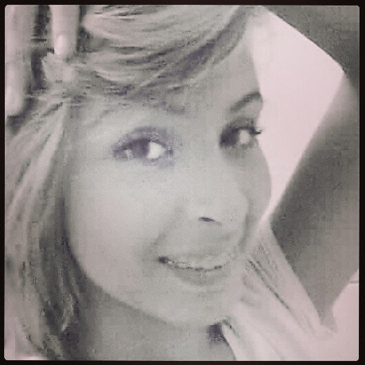 ზ ''Se você sabe conviver com pessoas intempestivas, emotivas, vulneráveis, amáveis, que explodem na emoção: acolha-me.''