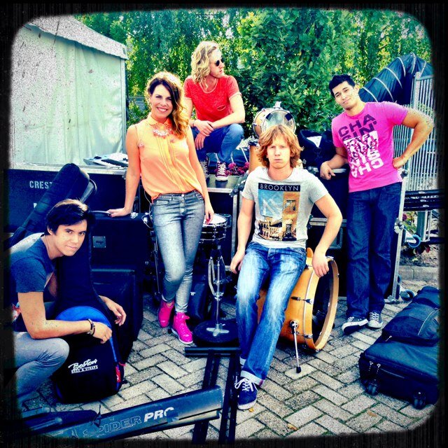 Die toffe, vette, hippe popcoverband! Gespecialiseerd in #entertainment voor de #jeugd. Jazekers! BAM! http://t.co/3CIAkpVu2k