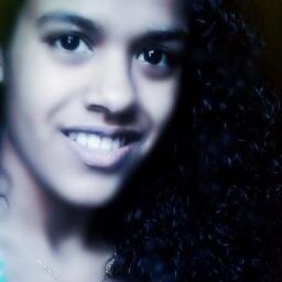 Sou esta moreninha aii da foto com rostinho de menina ii jeito de mulher.