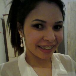 '- garota, divertida, sempre de bem com a vida,verdadeira, , cor preferida  rosa .  Academica do curso de  biomedica*-* me sigam