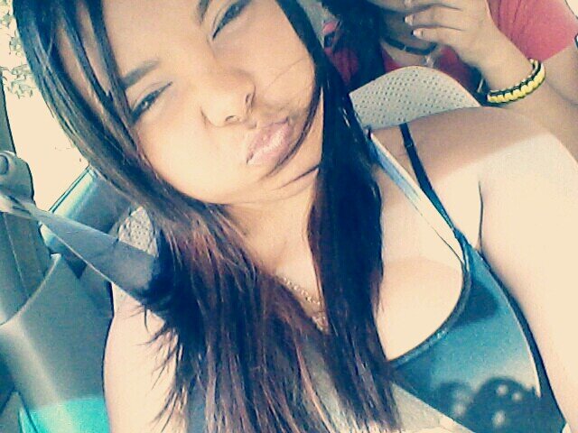 Bueno me llamo sharitza , tengo 19 años ,  estudio enfermeria y cosmetologia, soy de puerto rico ....  me siges yo te sigo ツ