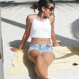 Feliz daquela que olha no espelho todo dia e afirma: Sou irresistível, poderosa e coitado daquele que resolver cruzar o meu caminho.