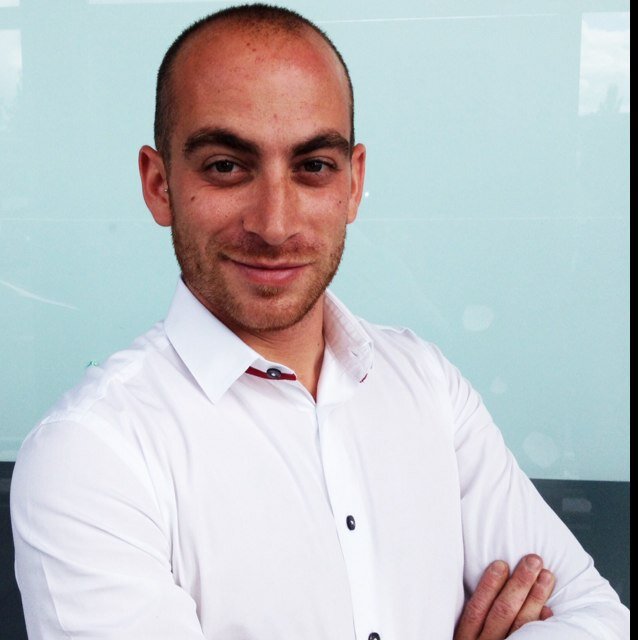 Perfil, el de un trabajador muy trabajado. Con valores claros y definidos. La suerte, el trabajo, el dinero, todos los días a las 6:45 empiezo a buscarlos.